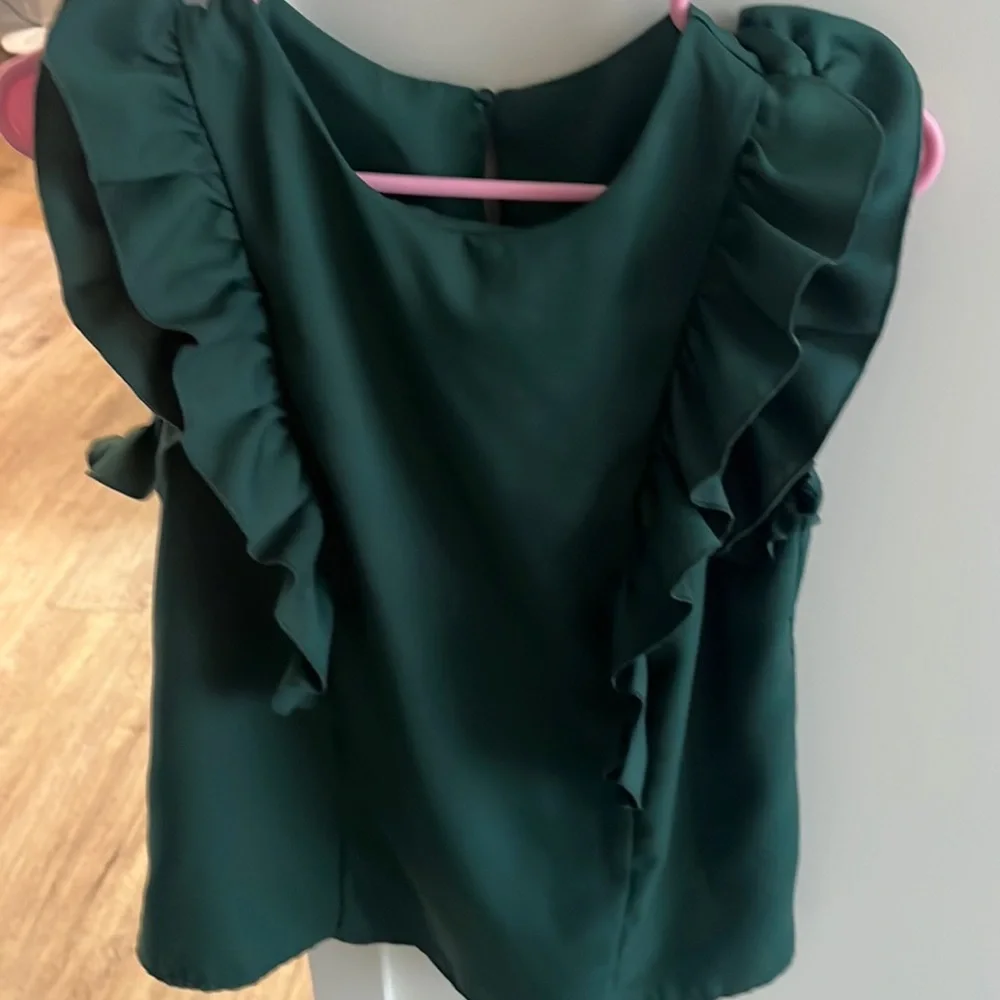 Pretty green top - Picture 1 of 6